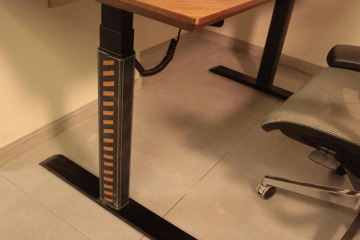 智芯电动升降桌黑胡桃木评测：解决久坐危害，还一个健康身体