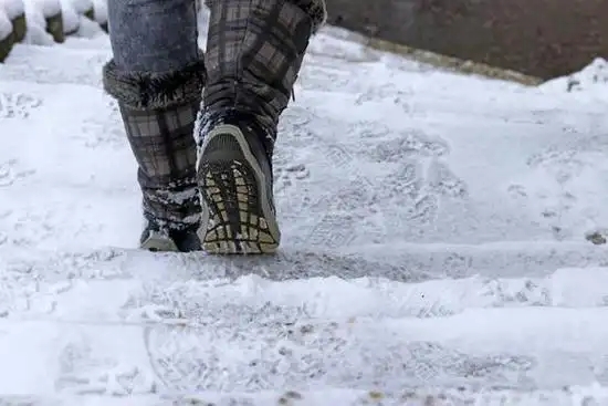 雪天路滑哪种走路姿势更稳定